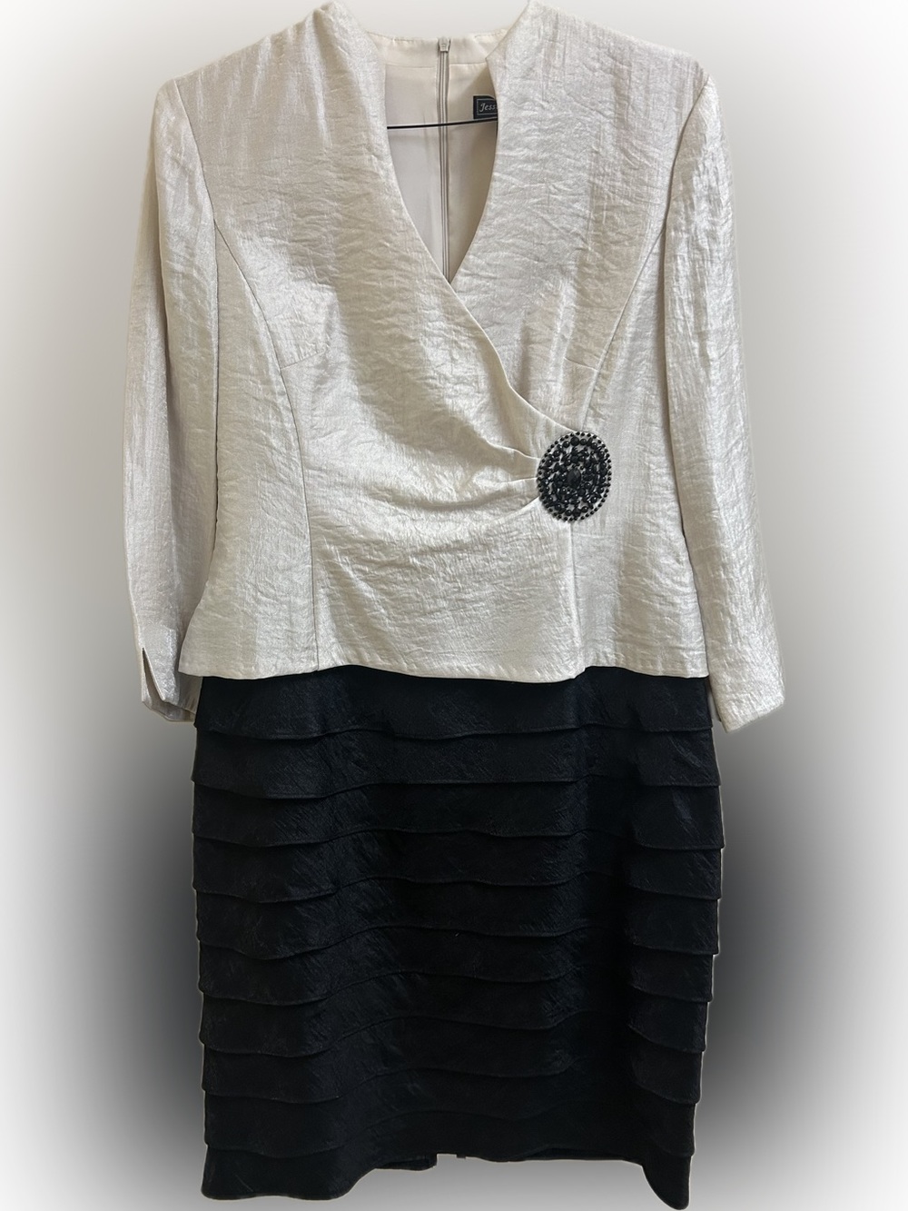 Jessica Howard Ivory & Black Cocktail Faux Wrap Dress Rhinestone Brooch Size 12